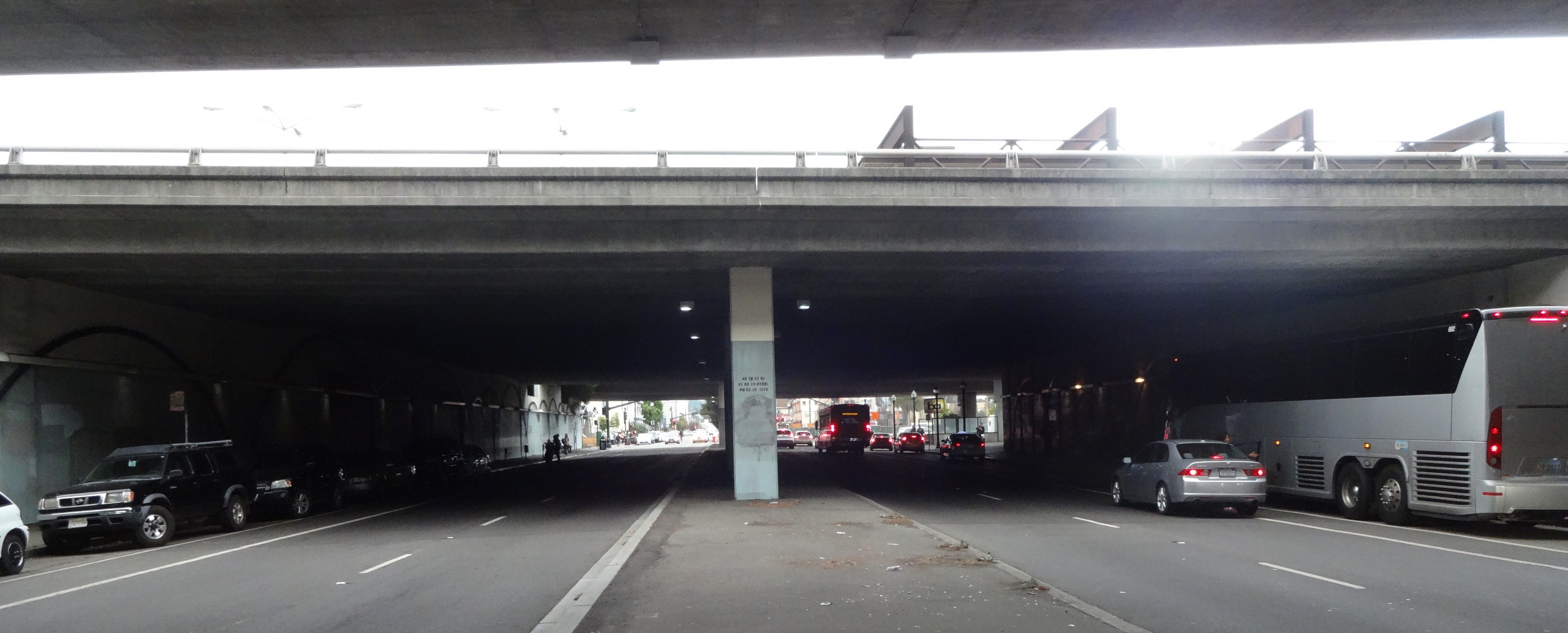 Image of the 40th Street underpass from the center median