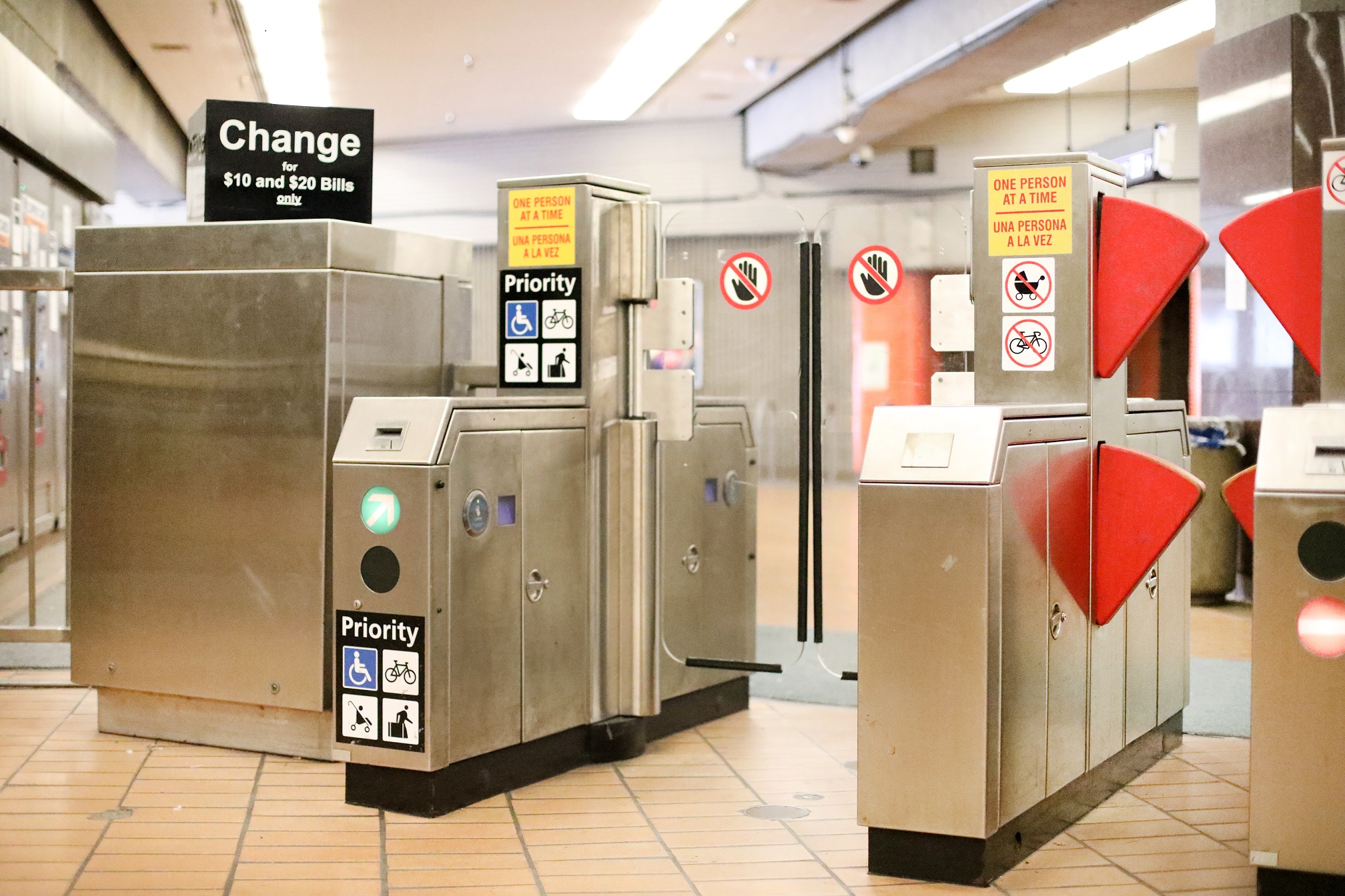 Swing style fare gate