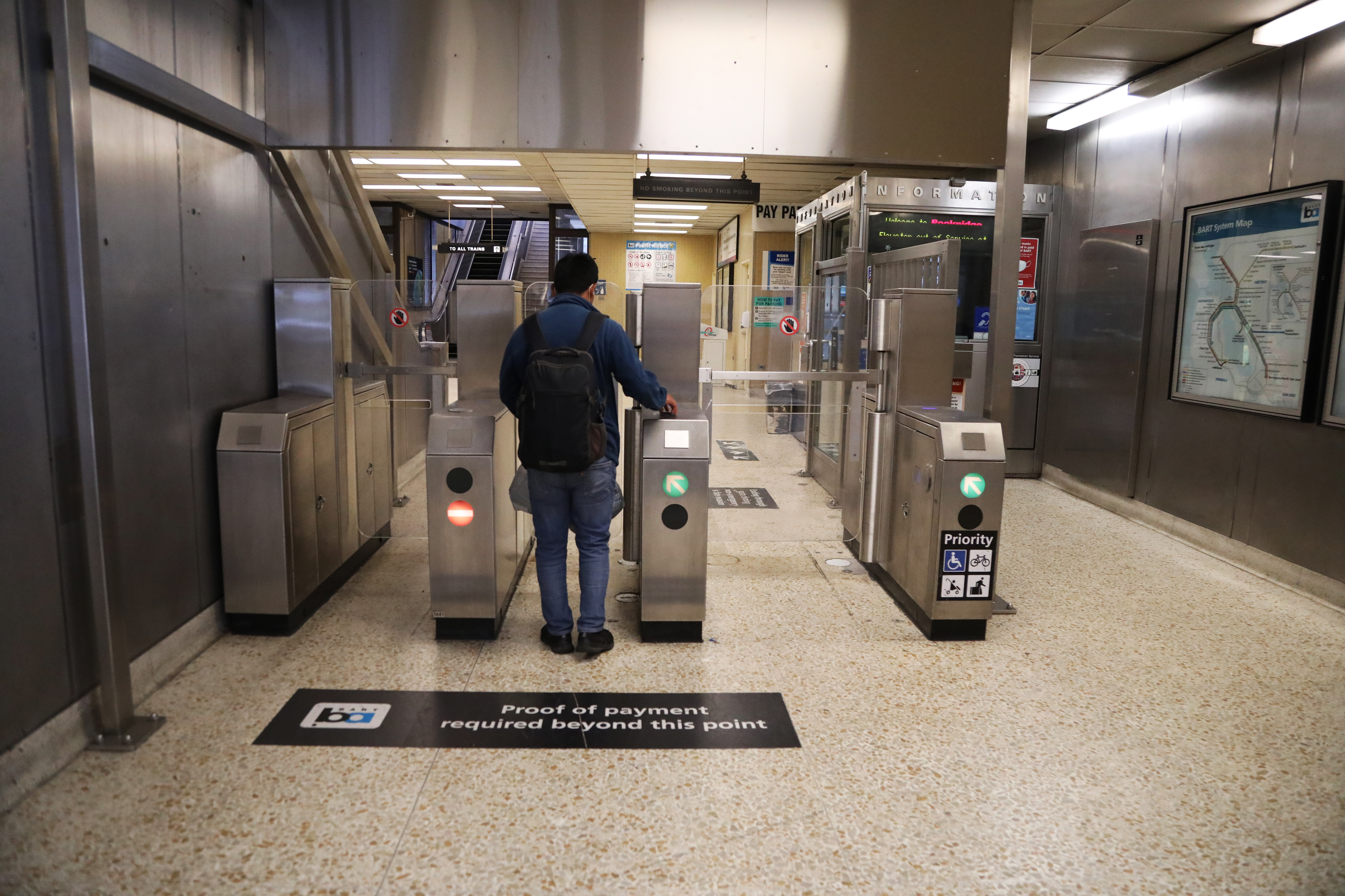 Single barrier fare gate at Rockridge