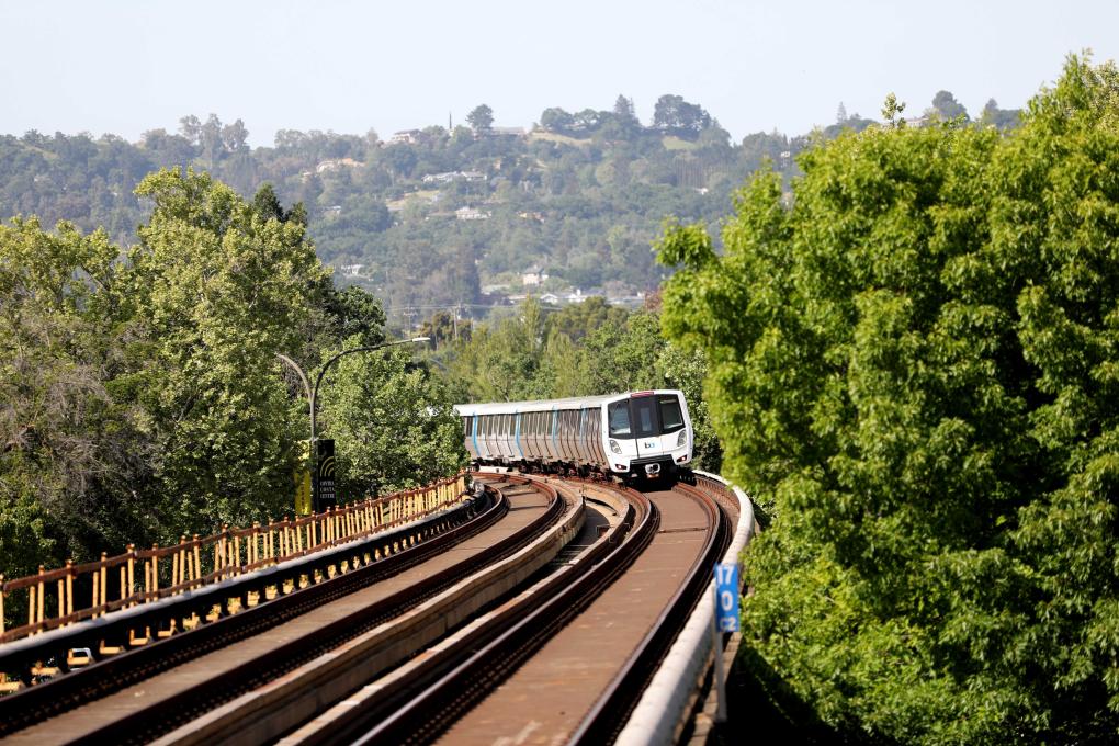 BART coming toward Pleasant Hill station