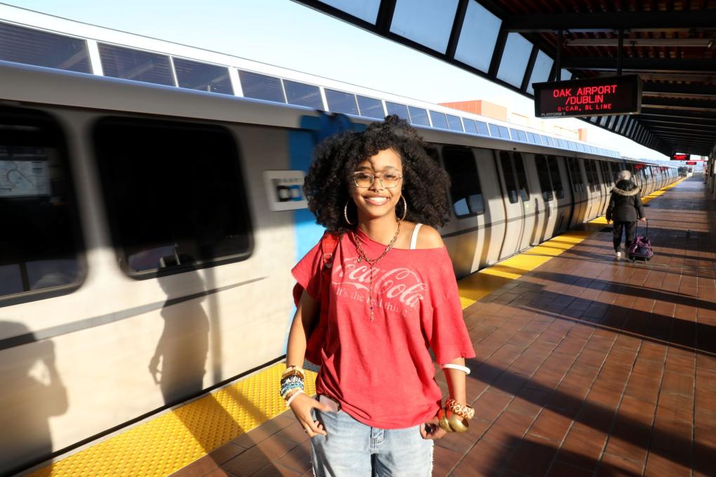 Photo of Sehinne in front of a train